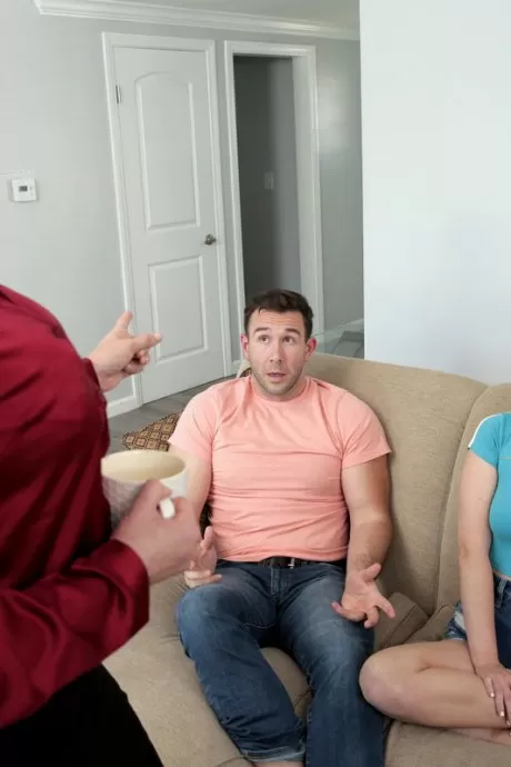 К молодой блондинке Лилли Белл присоединяется ее мачеха Райан Кили для секса втроем