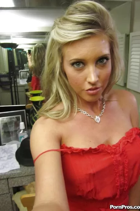 Саманта Сент с большими сиськами делает любительские снимки своего обнаженного тела