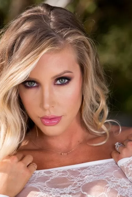 Горячая мамаша Саманта Сент берет в рот член Би-би-си после траха