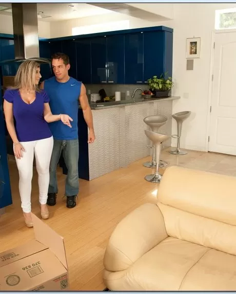 Большие сиськи милфы Сары Джей трясутся во время жесткого траха в жопу наяву