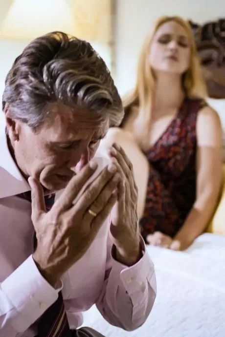 Беременная жена застает мужа за сексом со своей падчерицей