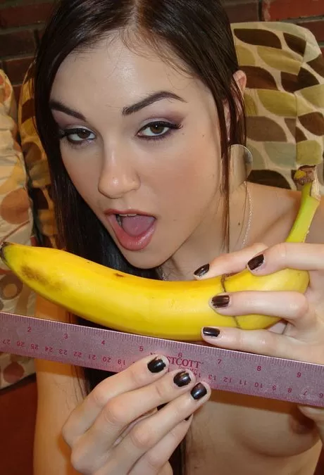 Сексуальная красотка в чулках Саша Грей показывает свое изящное тело и киску