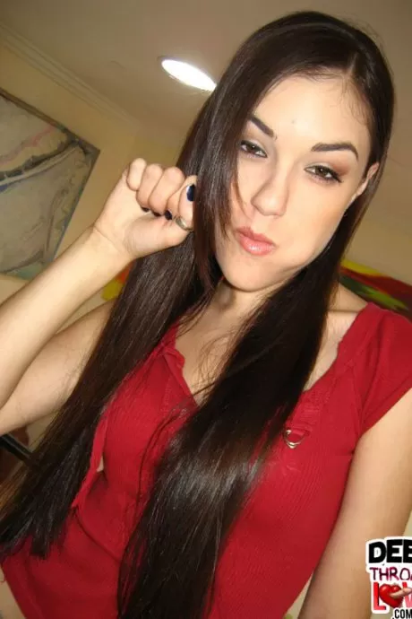 Молодая худенькая порнозвезда Саша Грей показывает свои крошечные сиськи и узкую дырочку в киске