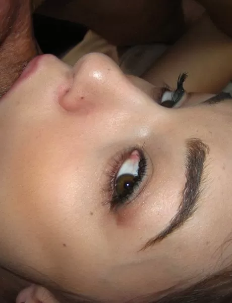 Стервозная порнозвезда Саша Грей делает глубокий минет огромному члену и съедает порцию спермы