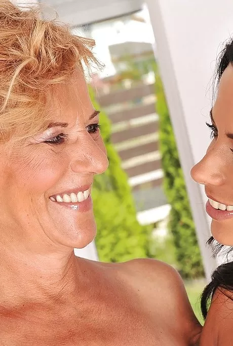 Юная Шалина Дивайн трогает сиськи своей зрелой подруги лесбиянки