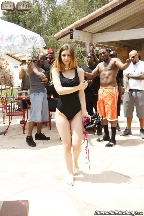 Белая шлюха Стелла Кокс собирает группу чернокожих мужчин на открытый праздник букакке