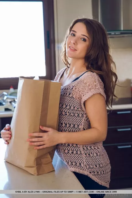 Миниатюрная брюнетка Сибил А позирует своим обнаженным подростковым телом на кухонном столе в носках