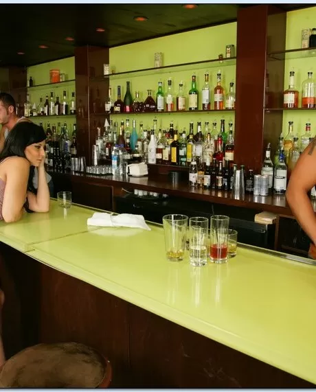 Пьяные красотки делают минет бармену и трахаются в групповухе