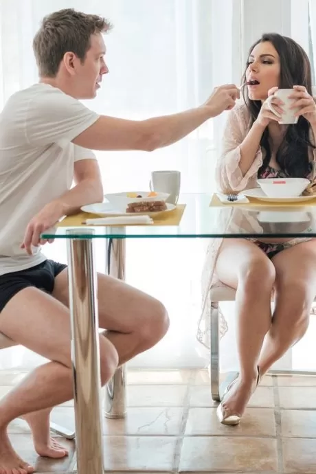 Темноволосая цыпочка Валентина Наппи завершает завтрак жестким трахом