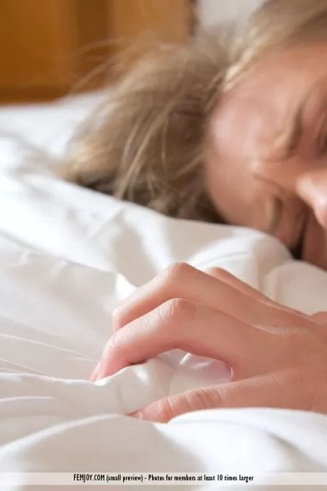 Невероятно грудастая Ванея Эйч теребит пальцами бритую пизду, стоя голышом на коленях