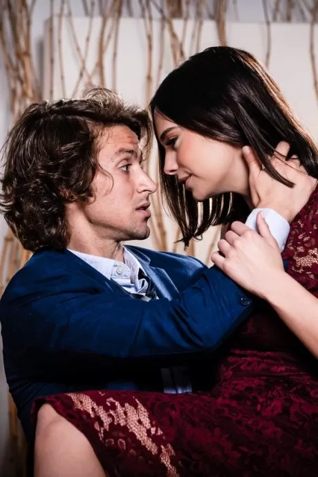 Молодая брюнетка Вайолет Старр занимается жестким сексом с членом семьи