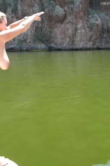 Соблазнительная милфа в белом бикини с женушкой развлекаются на открытом воздухе